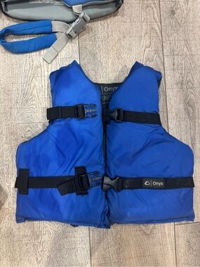 Onyx life jacket youth blue with black Trim